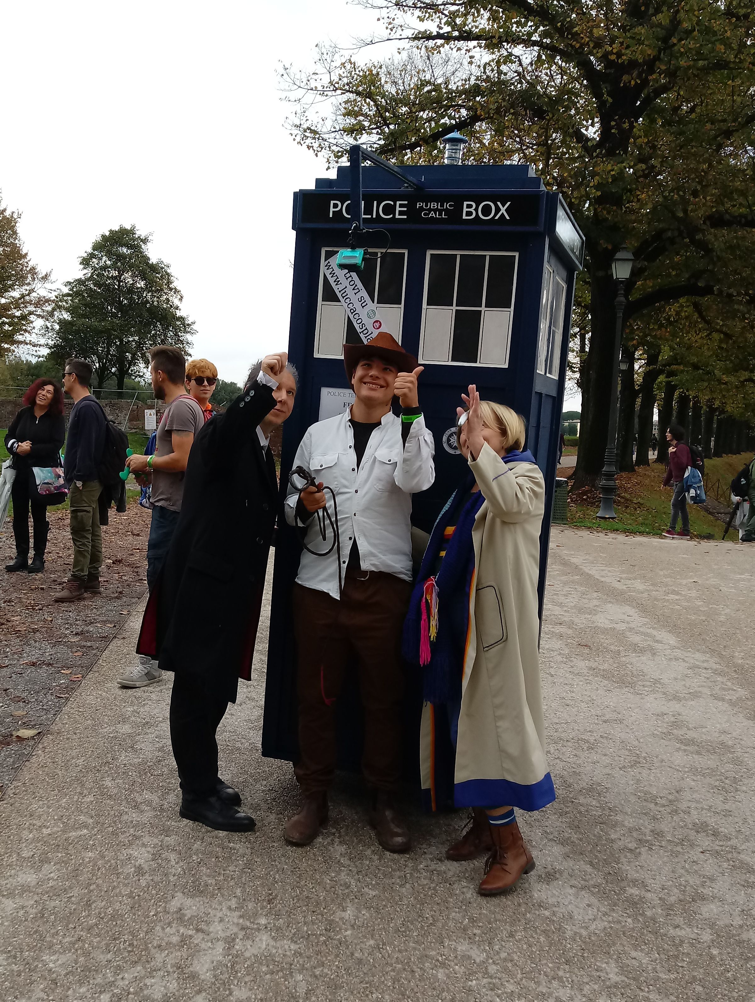 indiana jones e due Dottori vicino al Tardis